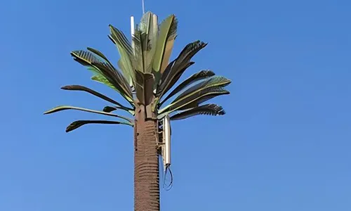 سارية اتصالات تجميلية بتصميم النخلة العربية (مناسبة للبيئة الصحراوية ومقاومة للرياح)
